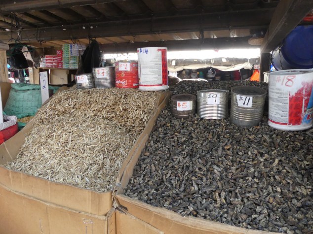 Marché Mbare chenilles et petits poissons.JPG